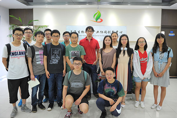 上海交大學生來我公司參觀